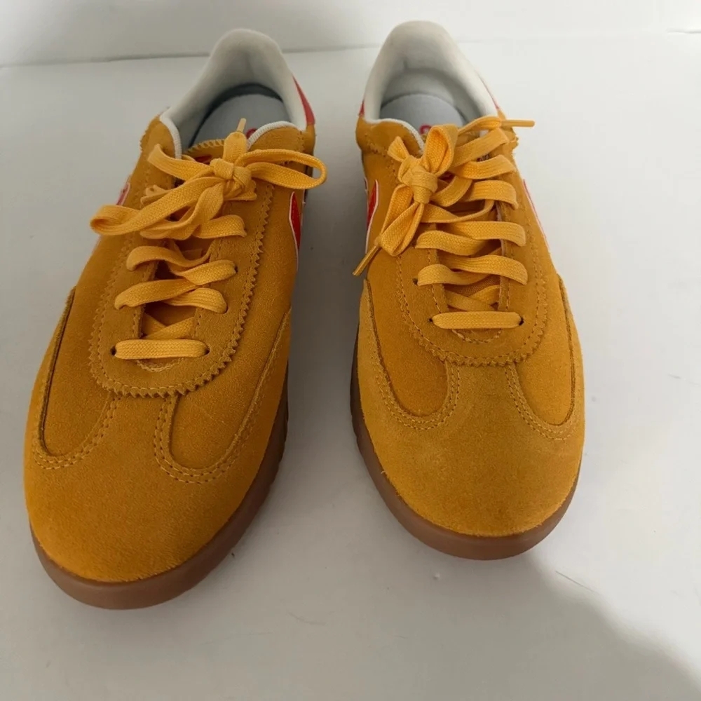 Converse Unisex Men's 6.5 Women’s 8 Tan Suede Look Sneakers with Red Logo - Picture 2 of 4